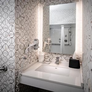 Standard Queen Room Two Queen Beds Mobility Accessible Tub
